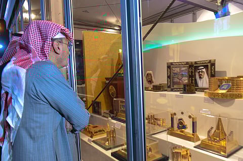 الأمير خالد بن عبد الله يزور جناح والده ولحظات تأمل لمقتنياته