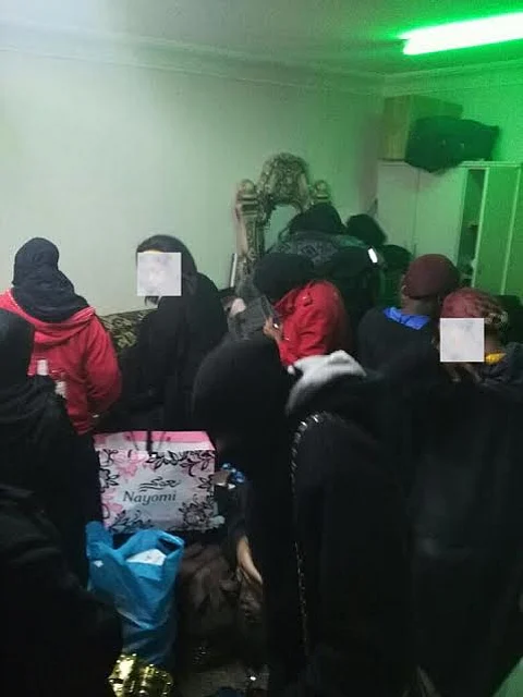 الرياض .. ضبط وافدين استأجروا مقراً للعلاقات المحرّمة مع النساء والقوادة عليهن