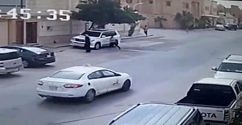 ضحية عصابة "وضح النهار" يكشف التفاصيل: تابعوني وسلبوا 39 ألف ريال