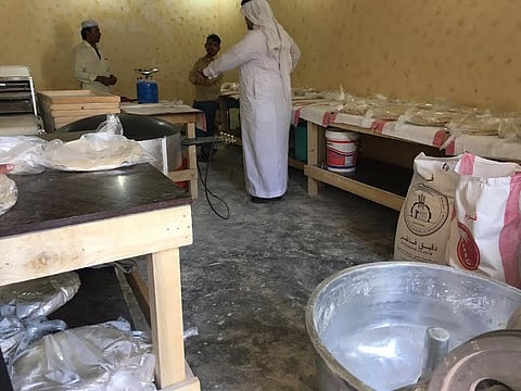 إغلاق منزل شعبي يقوم بتحضير وإعداد المخبوزات بالمدينة