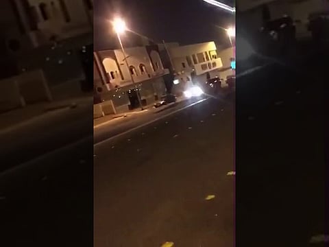 شاهد.. "مطب عشوائي" يترصد مركبات المواطنين في المدينة