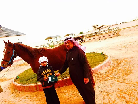 شاهد.. مفاجأة العميد "البقمي" للطفل "مؤيد" بعد نفوق فرسه في حادث مروري