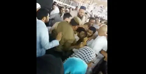 محاولة إحراق الكعبة .. صيحة معتمر أسهمت في ضبط الجاني