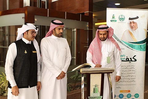 منسوبو وطلاب جامعة "المؤسس" يشاركون في "سجل قدوة"