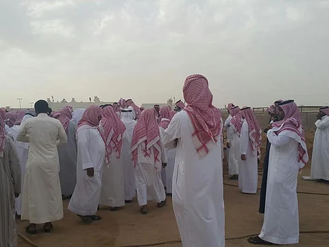 شاهد.. جموع من المسؤولين والمواطنين يشيعون شهيد الوطن "المحياوي" بينبع