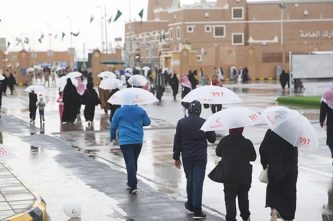 رغم الأمطار والأجواء الباردة.. الزوار يتوافدون على "الجنادرية 31"