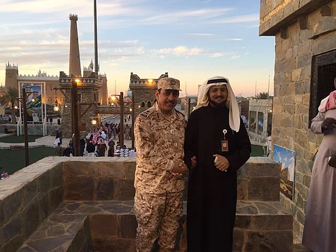 قائد حراسة الجنادرية يزور قرية الباحة التراثية ويشيد بالتنظيم