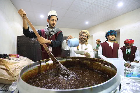 بالصور.. "700 كجم" مبيعات الحلوى العُمانية يوميًّا في "الجنادرية".. والسعر 120 ريالاً