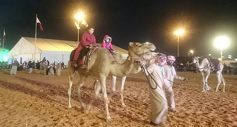 شاهد.. أطفال يتحدون "سفينة الصحراء" ليعيشوا تجربة الأجداد بـ"الجنادرية"