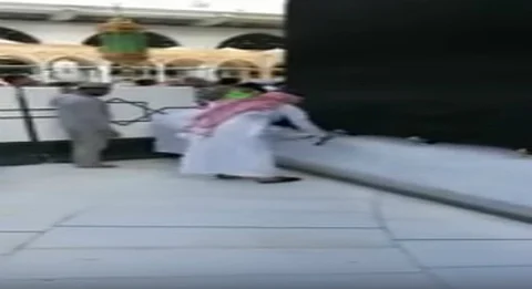 فيديو .. إزالة "قطرات البنزين" من كسوة الكعبة المشرّفة