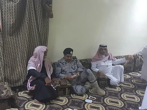 شاهد.. مدير عام حرس الحدود يُعزي أسرة الشهيد "المحياوي" بينبع النخل