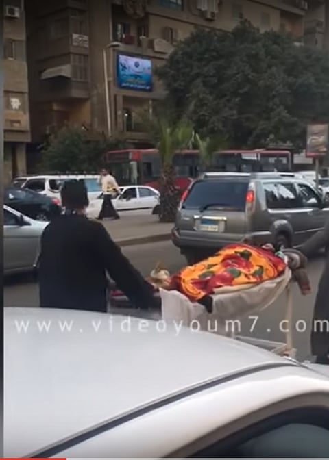 بالفيديو.. سرير متحرك بالشارع ينقل مريضة مصرية للمستشفى