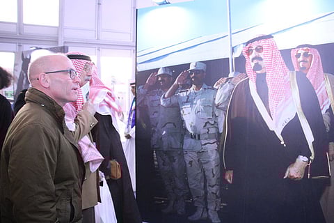 اللواء فرانك يزور "الجنادرية".. وصور الملك عبدالله تنعش ذكرياته