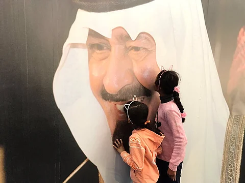 بالدموع والدعاء يتوافد زوَّار الجنادرية على جناح مؤسسة الملك عبدالله
