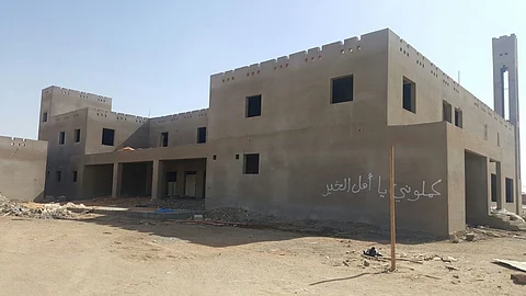 شاهد.. فاعل خير يستنطق جدران جامع بتبوك: "كملوني يا أهل الخير"