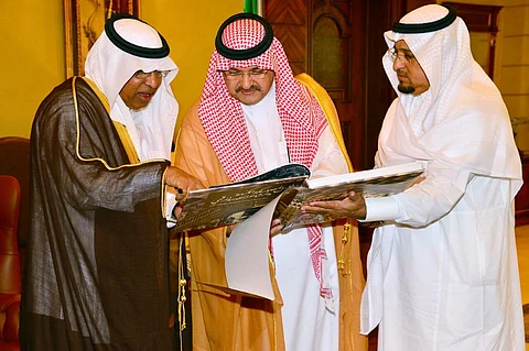 محافظ جدة يتسلم إصدارات كرسي الملك سلمان لدراسات تاريخ مكة