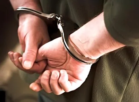 توقيف شخص بحوزته كيابل ومقصَّا حديدٍ في ينبع