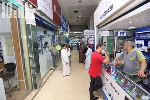 قطاع الاتصالات بعد التوطين.. تحدي إحلال السعوديين بين الرقابة والتأهيل