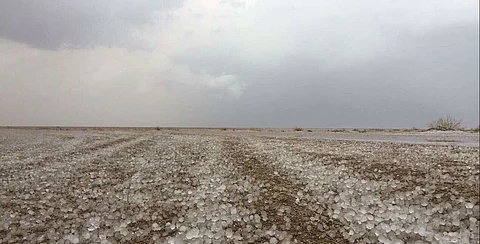 أمطار متفرقة مصحوبة بالبرد على بعض المواقع بعفيف