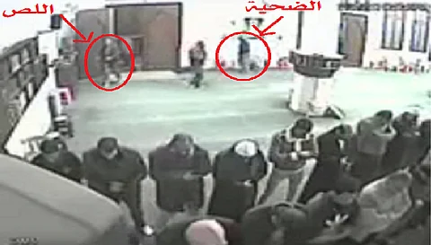مصر.. شاهد لصاً يتجاهل "حرمة المسجد" ويسرق أحد المصلين