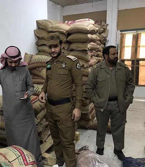 شاهد.. ارتباك وافد يكشف مستودعاً للأغذية الفاسدة بتبوك "إبر وفئران وبول"!