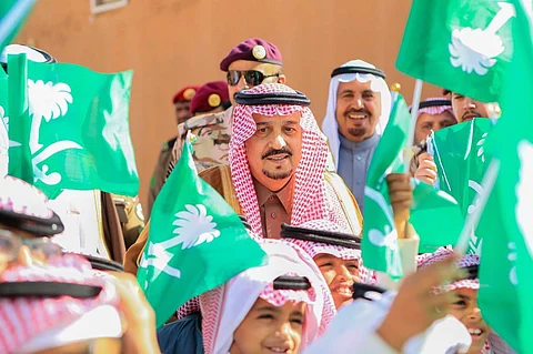 شاهد.. أمير الرياض في وادي الدواسر يتلمس الاحتياجات: "معنا الآن حقيبة مليئة بالطلبات"