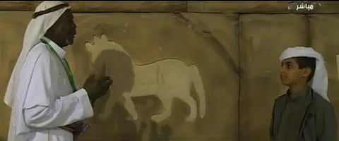 شاهد كيف أصبح "أُميٌّ" سبعيني مرشداً سياحياً؟.. قصة العملة النادرة واللغات الـ7