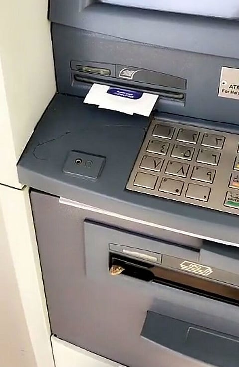 خروج "وزغ" من فتحة نقود صرافة في خميس مشيط