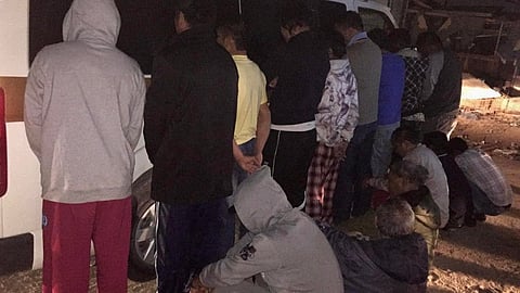 توقيف 15 وافداً آسيوياً بتهمة تصنيع وترويج المسكر بالرس