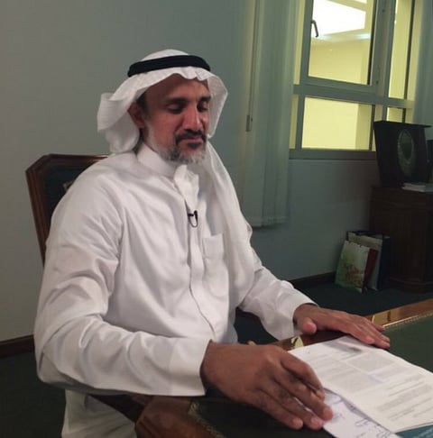 بالفيديو.. طبيب سعودي يفاجئ الشيخ خليفة آل ثاني كأفضل جراح في سويسرا