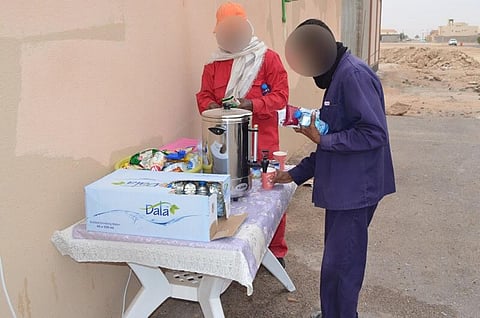 شاهد .. للعام الثاني على التوالي مدرسة بالأفلاج تقدّم إفطاراً مجانياً للمارة