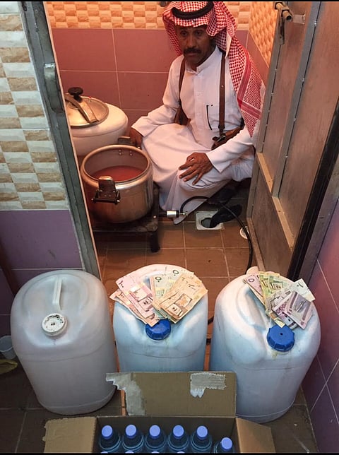 ضبط عمالة وافدة تقوم بترويج العرق المسكر بنجران