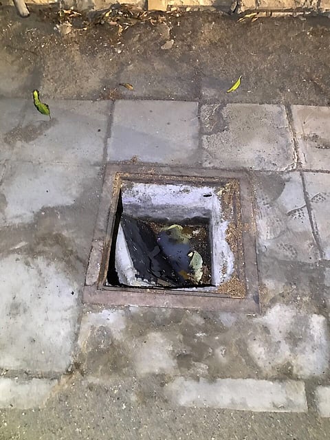 نجاة طفل سقط في حفرة صرف صحي بجدة