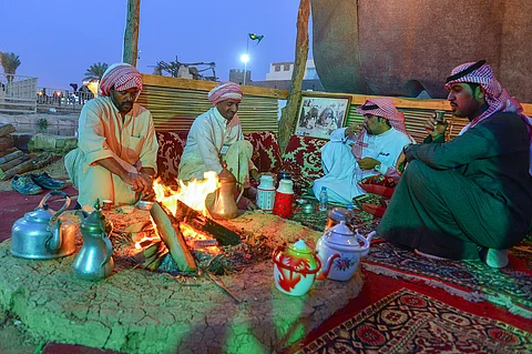 بالصور.. بيوت الطين بالجنادرية تتحدى "المكيفات الحديثة"