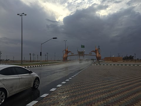 بالصور.. أمطار متوسطة إلى غزيرة تشهدها "وادي الدواسر"