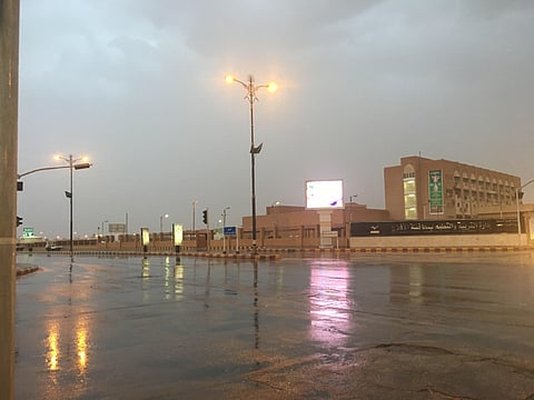 شاهد.. استمرار هطول أمطار متوسطة على الأفلاج و"المدني" يحذر