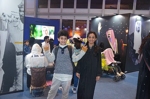 شاهد.. معرض يجوب 17 مدينة سعودية يذكّر بملك الإنسانية