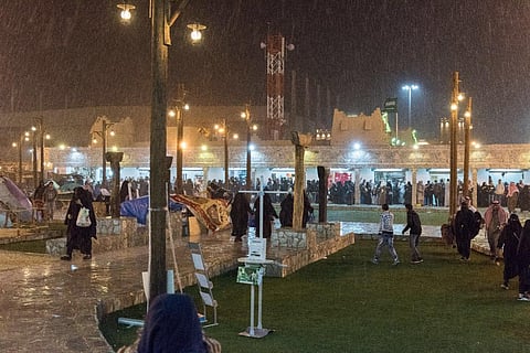 شاهد.. الأمطار تبهج الزوار في الجنادرية وسط ترديد الأهازيج الشعبية