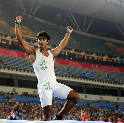 "آل حزام" يحطم الرقم السعودي في مسابقة القفز بالعصا بأمريكا