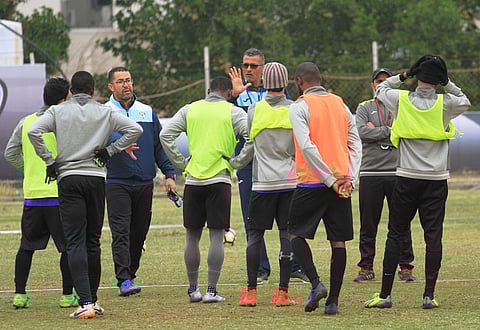 تحت زخات المطر.. هجر يستعد لمواجهة أحد