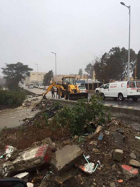 وزير الشؤون البلدية والقروية يتابع أمطار عسير