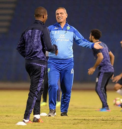 لاعبو الفتح يهدون جماهيرهم تذاكر مواجهة التعاون