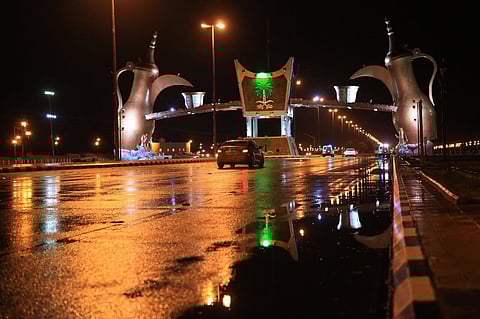 بالصور.. "سبق" ترصد لليوم الثاني هطول أمطار متوسطة على "وادي الدواسر"