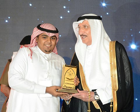 أمير جازان يتوِّج محرر "سبق" الكاملي جائزة التميُّز لتغطياته على الحد الجنوبي