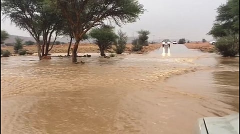 بالفيديو.. الأمطار الغزيرة تُجري الأودية بمحافظة مرات