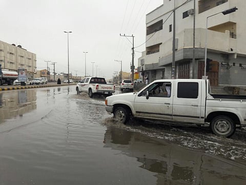 رغم الأمطار.. "تعليم الدواسر" تستفز الأهالي بتغريدة "دفء المناهج"