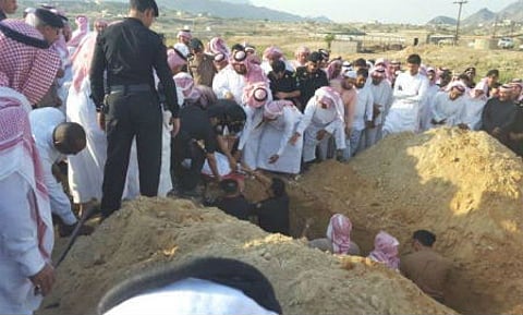 الجموع تؤدي صلاة الميت على الشهيد الربعي في بارق