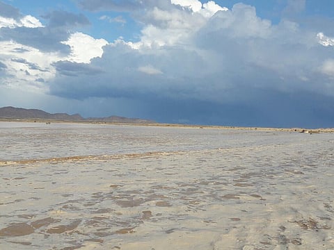 شاهد.. عاصفة عنيفة وسيول تقطع طريق "رنية- وادي الدواسر"