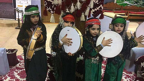 شاهد.. الصغيرات في بيت الباحة بالجنادرية يتزين بالأزياء التراثية على طريقة "الجدّات"