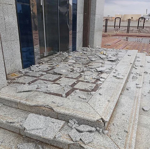 بالفيديو والصور .. سقوط البلاط الخارجي لمبنى "هيئة بيشة" ونجاة عددٍ من أعضائها والمراجعين